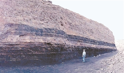 火山凝灰?guī)r層野外露頭。   本文配圖均由受訪(fǎng)對(duì)象提供