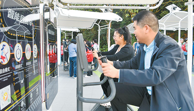 廣東省深圳市民在蓮花山公園西區(qū)室外智能健身房參加競賽活動。新華社記者 梁 旭攝