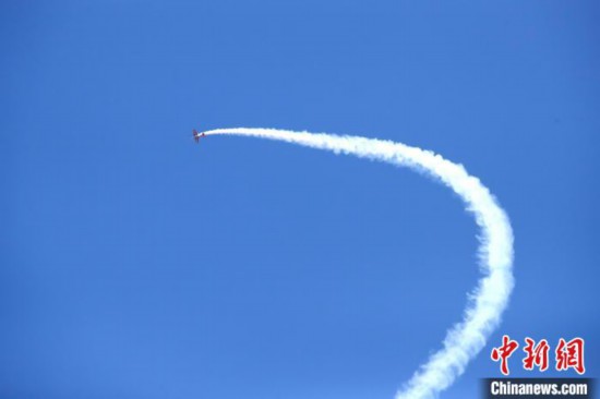 11月3日，江西南昌，一架飛機(jī)在空中進(jìn)行拉煙特技飛行表演。中新社記者 劉占昆 攝