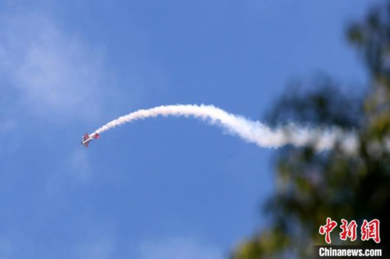 11月3日，江西南昌，一架飛機(jī)在空中進(jìn)行拉煙特技飛行表演。中新社記者 劉占昆 攝