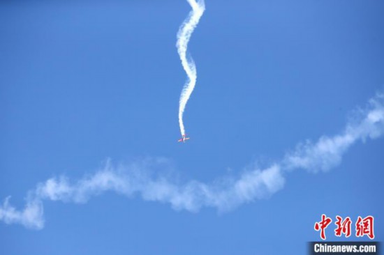 11月3日，江西南昌，一架飛機(jī)在空中進(jìn)行拉煙特技飛行表演。中新社記者 劉占昆 攝