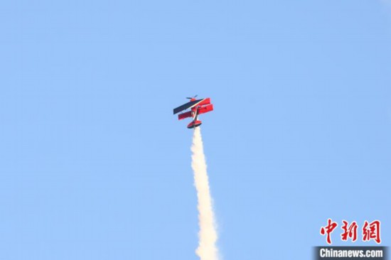 11月3日，江西南昌，一架飛機(jī)在空中進(jìn)行拉煙特技飛行表演。中新社記者 劉占昆 攝