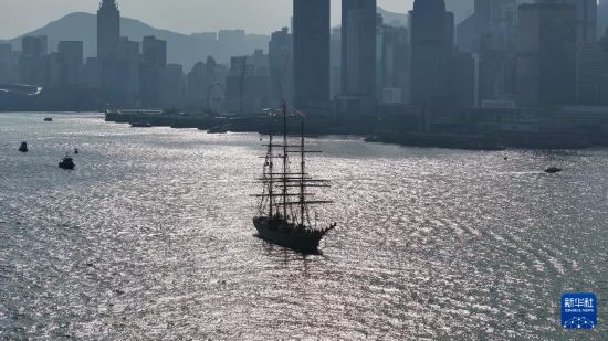 11月18日，中國(guó)海軍首艘風(fēng)帆訓(xùn)練艦“破浪”號(hào)抵達(dá)香港。新華社發(fā)（江碩 攝）