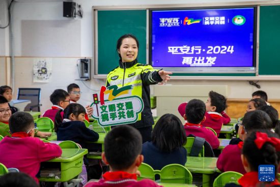 12月2日，江蘇省南通市通州區(qū)公安局交警大隊(duì)民警在南山湖小學(xué)為學(xué)生講解交通安全知識(shí)。  新華社發(fā)（翟慧勇攝）