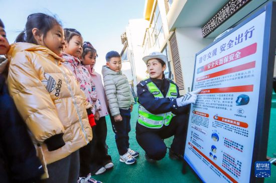 12月2日，河北省遷西縣公安局交通警察大隊(duì)民警在遷西縣灤水灣社區(qū)幼兒園向小朋友宣傳交通法規(guī)。新華社發(fā)（劉滿倉(cāng)攝）