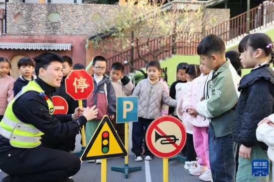 12月2日，交警在浙江省湖州市德清縣乾元鎮(zhèn)的縣中心幼兒園為孩子們講解交通標(biāo)識(shí)。新華社發(fā)（倪立芳攝）