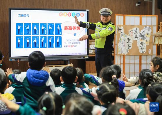 12月2日，在南京市雨花臺(tái)區(qū)普德村幼兒園，交警向小朋友演示交通指揮手勢(shì)。新華社發(fā)（蘇陽(yáng)攝）