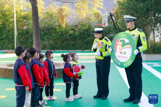 12月2日，在江蘇省興化市昭陽(yáng)湖幼兒園，交警為小朋友們講解交通安全知識(shí)。新華社發(fā)（周社根攝）