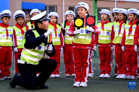 12月2日，在河北省石家莊市四中路小學(xué)，交警給小朋友講解交通安全知識(shí)。新華社發(fā)（陳其保攝）