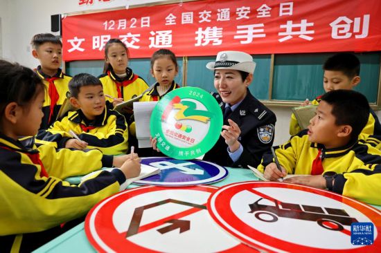 12月2日，在山東省棗莊市東湖小學(xué)，交警為學(xué)生們講解交通安全知識(shí)。新華社發(fā)（孫中喆攝）