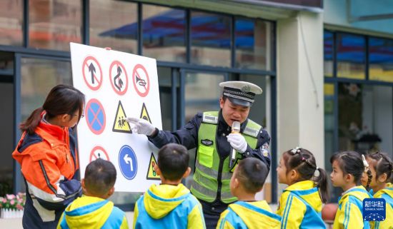 12月2日，在貴州省銅仁市玉屏侗族自治縣實(shí)驗(yàn)幼兒園，小朋友在認(rèn)識(shí)交通標(biāo)識(shí)。新華社發(fā)（胡攀學(xué)攝）