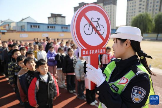 12月2日，河南省焦作市溫縣交警大隊(duì)民警在溫縣第二實(shí)驗(yàn)小學(xué)指導(dǎo)學(xué)生認(rèn)識(shí)交通標(biāo)識(shí)。新華社發(fā)（徐宏星攝）