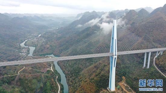 12月11日拍攝的平塘“天空之橋”一景。新華網(wǎng) 周遠(yuǎn)鋼 攝