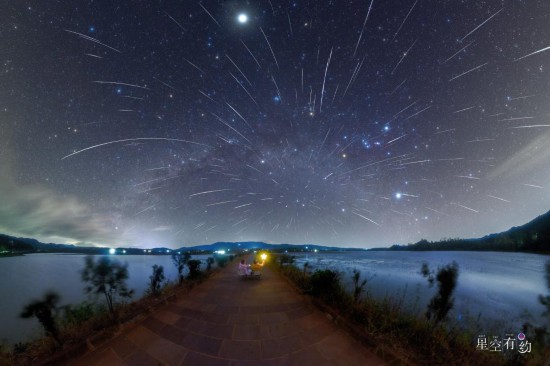 2023年12月13日夜晚至14日凌晨在云南念湖拍攝的雙子座流星雨（多張疊加）。（羅弘揚(yáng)攝，星聯(lián)CSVA供圖）